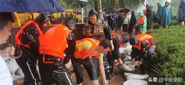 安陽益和熱力集團(tuán)30人搶險(xiǎn)隊(duì)逆流而上，奮戰(zhàn)在抗洪一線
